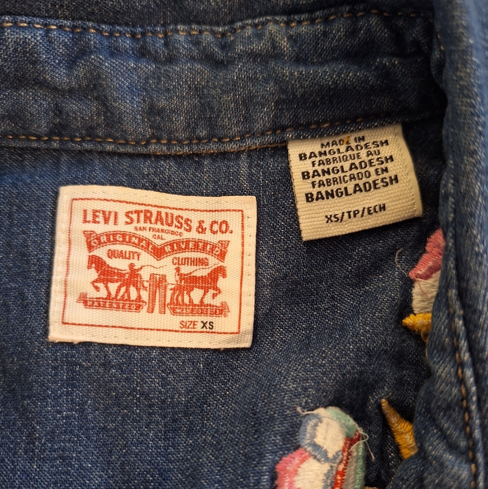 Levi's Soft Denim Short Sleeve Embroidery Button-Up Shirt XS *D2 - Picture 6 of 6